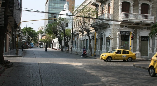 Durante estos días la libre circulación de todas las personas en la zona urbana y rural del Distrito queda restringida entre las 10:00 de la noche hasta las 4:00 de la mañana.