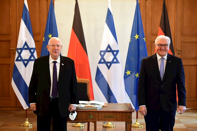 El presidente israelí Reuven Rivlin (izq.) Y el presidente alemán Frank-Walter. EFE