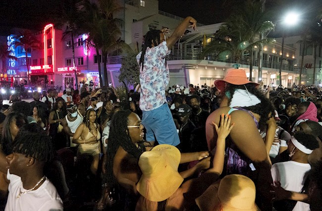 Caóticas fiestas en Miami Beach. Fotos: EFE