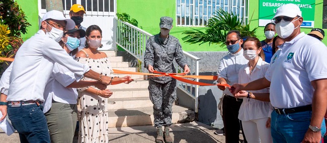 Durante su visita a Providencia, la Primera Dama de la Nación, María Juliana Ruiz, constató los avances de otros proyectos el Centro Cultural, el hospital y una iglesia, obras que serán entregadas en el marco de la campaña.
