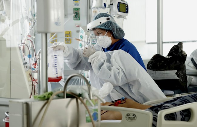 ersonal médico atiende a un enfermo en una unidad de cuidado intensivo de COVID del Hospital El Tunal en Bogotá (Colombia). EFE