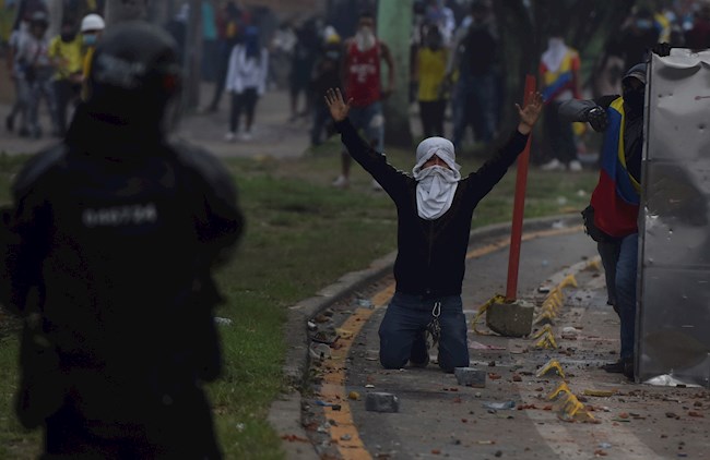 Manifestantes se enfrentan con miembros del Escuadrón Móvil Antidisturbios (ESMAD) durante las protestas en Cali (Colombia). EFE