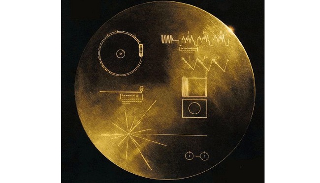 Imagen de la cubierta del Disco de Oro con instrucciones extraterrestres elaborada por un comité presidido por el astrónomo Carl Sagan. Foto cedida por la NASA/