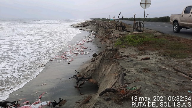 Fotografía publicada por el senador Efraín Cepeda como evidencia del riesgo de colapso. El mar habría derribado parte del enrocado protector. 