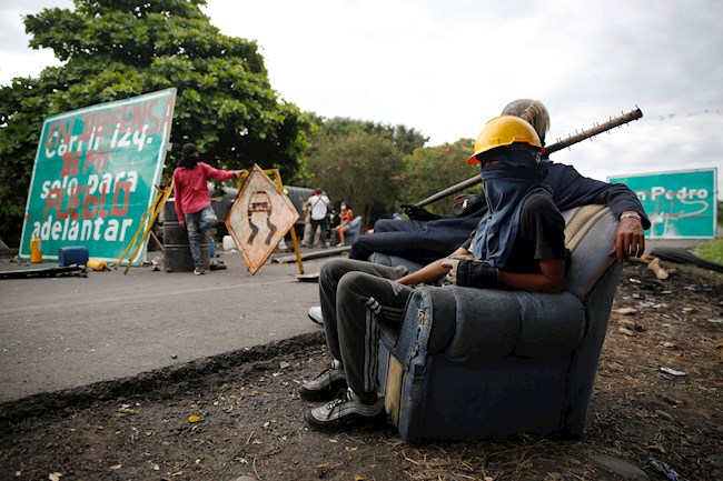 Bloqueo de la carretera entre los municipios de Buga y Tuluá en el sector de San Pedro (Colombia).EFE