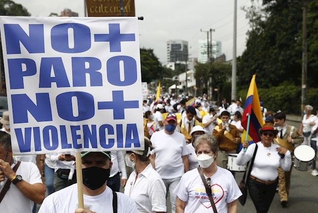 Marcha en Medellín este domingo. Fotos: EFE.