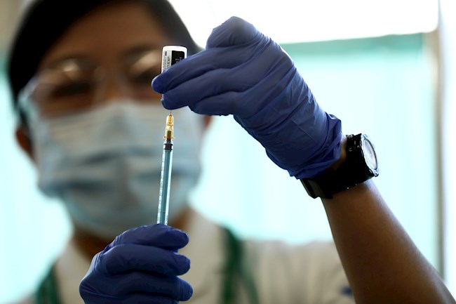 Vista de una dosis de la vacuna contra la covid-19 de Pfizer-BioNTech. EFE/