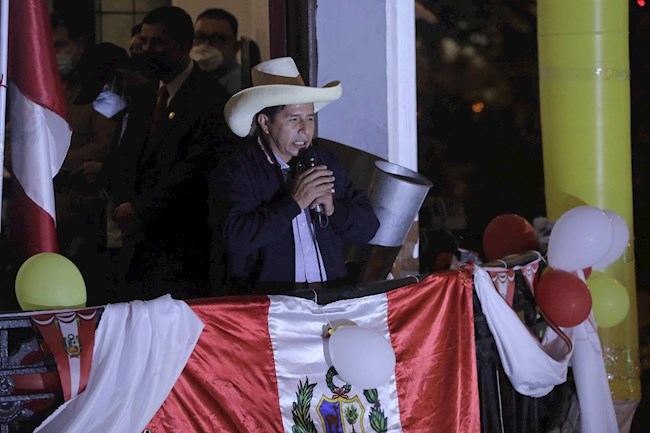 El candidato presidencial Pedro Castillo habla ante sus seguidores mientras se esperan los resultados electorales, desde su local de campaña en Lima (Perú). EFE