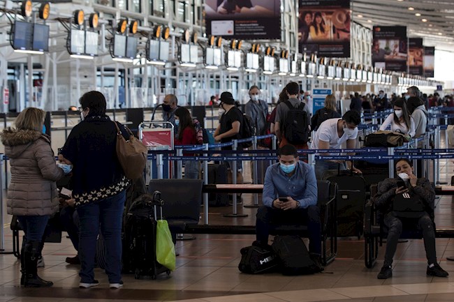 Decenas de viajeros llegan al aeropuerto Arturo Merino Benítez de Santiago (Chile). EFE/