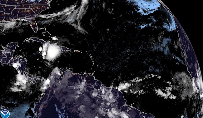 Imagen cedida este domingo por la Oficina Nacional de Administración Oceánica y Atmosférica (NOAA) donde se muestra la ubicación de la tormenta tropical Elsa entre Haití y Jamaica a las 1:00 hora local (5:00 GMT).