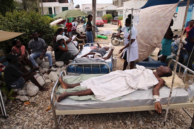 Heridos son atendidos en los alrededores por la falta de camas disponibles en el hospital general de Les Cayes. 
