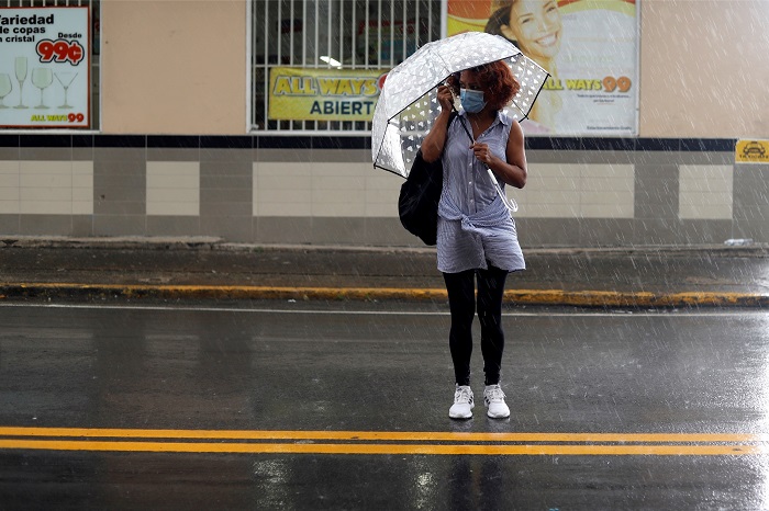 El NHC indicó en su boletín de las 17.00 hora local (21.00 GMT) de hoy que el fenómeno meteorológico se encontraba a unas 105 millas (170 km) al sureste de Ponce, en Puerto Rico, y a 310 millas (500 km) al este de Santo Domingo, en la República Dominicana. 