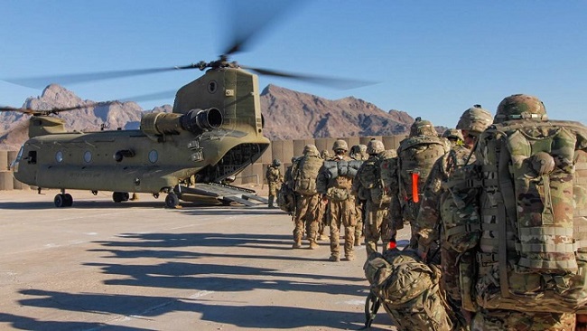 Tropas estadounidenses retirándose de Afganistán luego de 20 años de intervención.