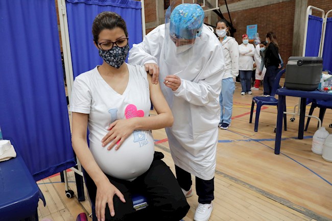Una mujer embarazada recibe una dosis de la vacuna de Pfizer contra la covid-19. Fotografía de archivo. EFE/