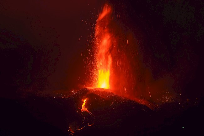 El Instituto Volcanológico de Canarias (Involcán) ha detectado a partir de la tarde de este martes un incremento de la actividad explosiva de las bocas del nuevo volcán de La Palma.EFE