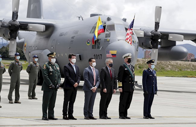 El ministro de Defensa de Colombia, Diego Molano (2i) y el embajador de Estados Unidos en Colombia, Philip S. Goldberg (3d), participan en una ceremonia en el Comando Aéreo de Transporte Militar (CATAM hoy en Bogotá (Colombia). EFE