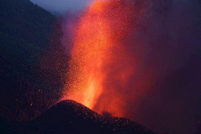  El volcán de La Palma cumple su cuarto día de erupción, con más de 5.000 vecinos desalojados de sus casas y graves daños en viviendas e infraestructuras de tres municipios. EFE