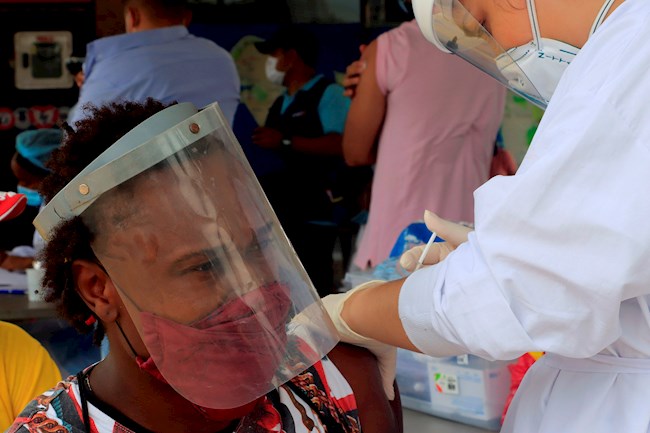 Fotografía de archivo de un hombre mientras recibe una dosis de la vacuna contra la covid-19 en Cartagena (Colombia). EFE