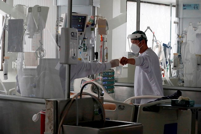 Empleados de la salud trabajan en una unidad de cuidados intensivos para enfermos de covid-19. Foto: EFE.