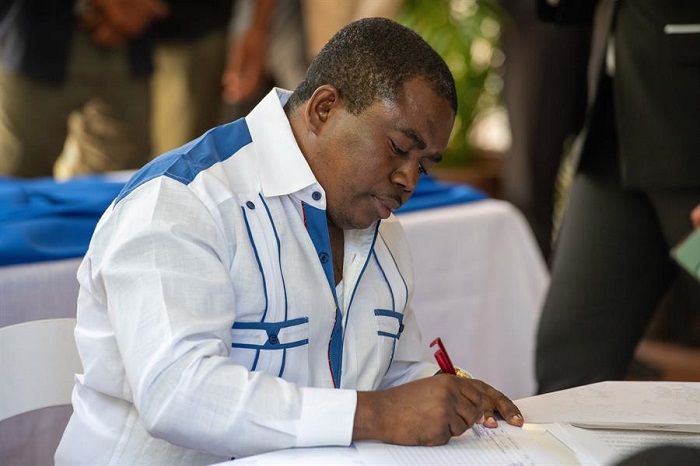 El opositor haitiano André Michel firma un acuerdo político entre los principales partidos de la oposición y el Gobierno del primer ministro Ariel Henry, en una ceremonia en su residencia oficial en Puerto Príncipe (Haití).