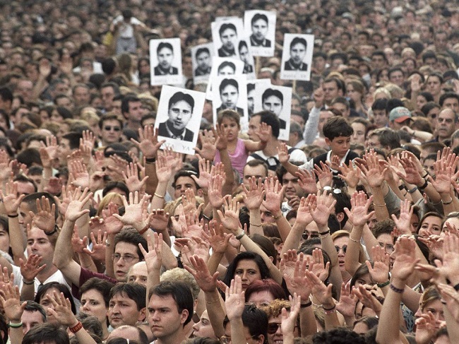 Manifestación en 1997 en Madrid en protesta por el asesinato de Miguel Angel Blanco a manos de ETA. EFE