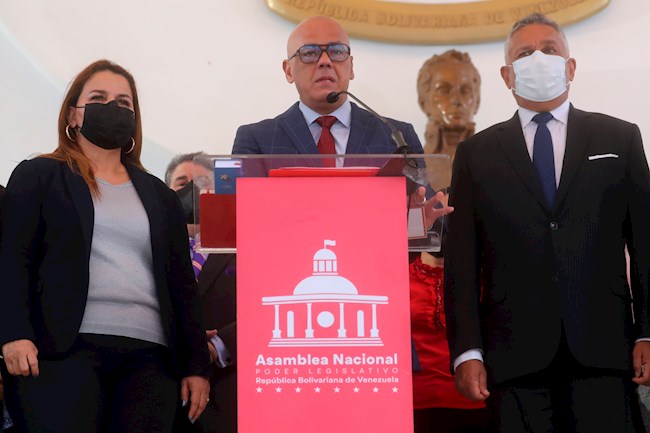  El presidente del Parlamento de Venezuela, Jorge Rodríguez (c), habla durante una rueda de prensa hoy, en Caracas (Venezuela).