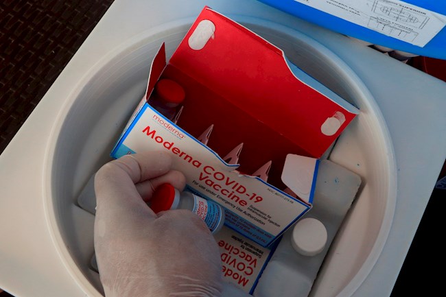 Personal sanitario prepara una dosis de la vacuna Moderna contra la covid-19, en una fotografía de archivo. EFE
