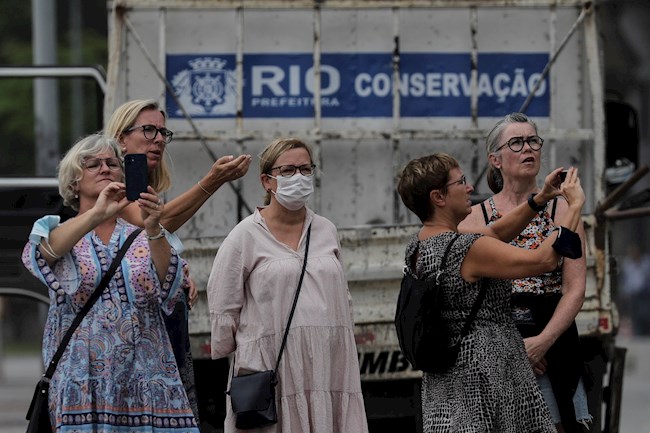 Varias personas caminan sin mascarilla por una calle de Río de Janeiro (Brasil). EFE