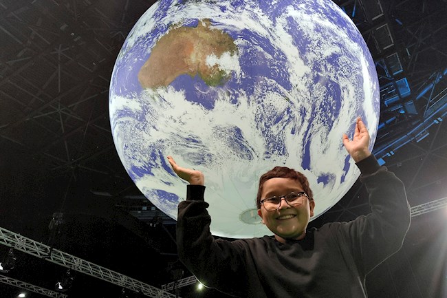 El colombiano Francisco Vera, de 12 años, posa durante una entrevista con la Agencia Efe en el ámbito de la cumbre del clima de la ONU en Glasgow (Reino Unido). EFE