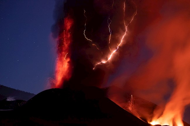  Imagen de una descarga de rayos sobre el cono del volcán de La Palma.EFE