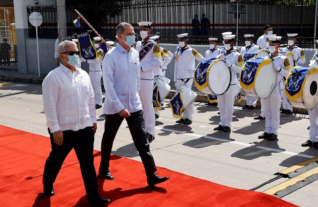 El presidente de Colombia, Iván Duque (i), camina frente a una guardia de honor militar junto al rey Felipe VI de España (c), durante un acto de bienvenida, hoy, en Barranquilla. EFE
