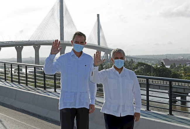  El rey Felipe VI de España y el presidente de Colombia, Iván Duque (d), visitan hoy el nuevo Puente Pumarejo, el más ancho de América Latina, construido por la empresa española Sacyr en Barranquilla (Colombia). EFE