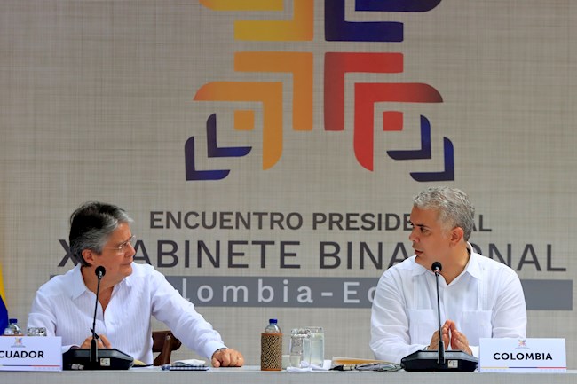 El presidente de Ecuador, Guillermo Lasso (i), habla con su homólogo de Colombia, Iván Duque (d), en la apertura del Encuentro Presidencial "X Gabinete Binacional Colombia - Ecuador", hoy en Cartagena de Indias (Colombia). EFE