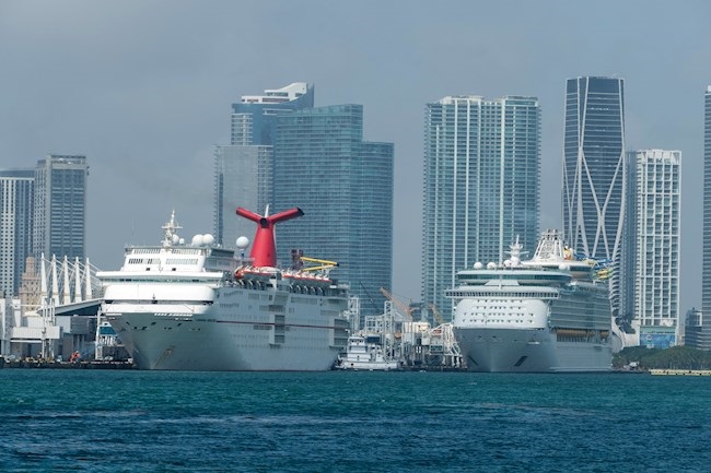 Vista de dos cruceros atracados en la Bahía de Miami, Florida. EFE