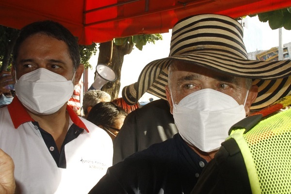 El expresidente Álvaro Uribe durante su visita al Mercado Público de Santa Marta.