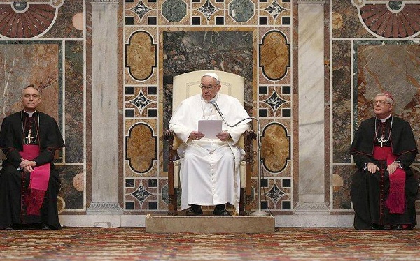El pasado 17 de enero, el pontífice, de 85 años, celebró sentado la audiencia a la delegación de los Custodia franciscana de Tierra Santa al confesar que le dolía una pierna.