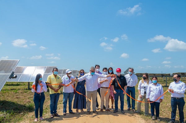 El Presidente Iván Duque asegura que este es el primer parque solar del país con tecnología bifacial que aprovechará la radiación reflejada en el suelo para ser más eficiente en la producción de energía.