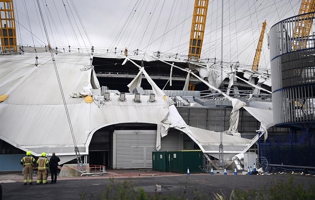 Los bomberos revisan los daños en el techo del O2 Arena causados por el viento en el O2 de Londres, Gran Bretaña, el 18 de febrero de 2022. 