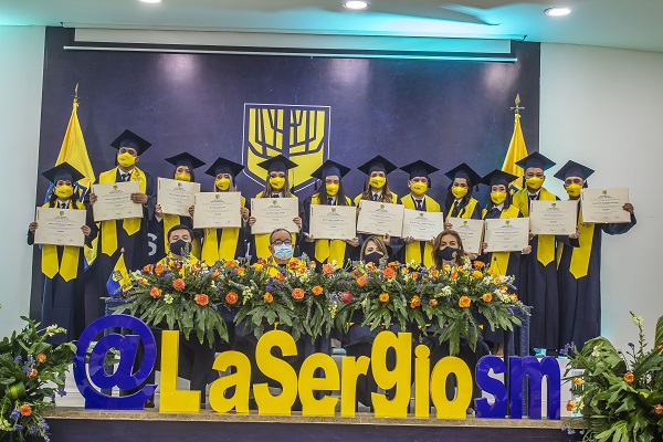 Estudiantes de derecho recibieron su título de Abogados.