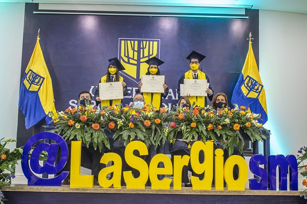 Primera cohorte de estudios en obtener el título de Psicología.