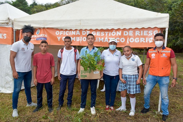 Las Ferias de la Equidad llegan a las comunidades vulnerables para ofrecer servicios que benefician a personas de todas las edades.