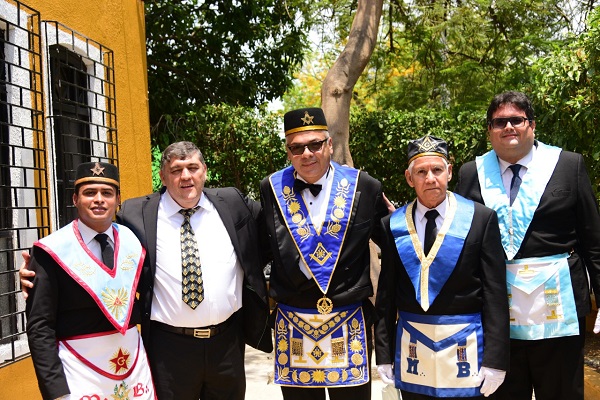 el Muy Respetable Gran Maestro Pantaleón Farelo Palacín con los Venerables Maestros de las logias que realizan sus actividades en Santa Marta DTCH.