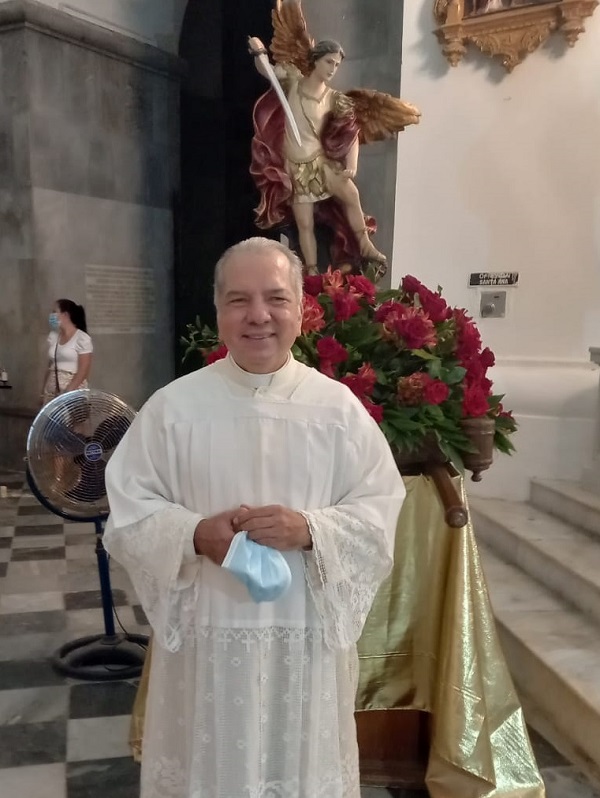 Padre Oscar Rendón, párroco de la Catedral Basílica de Santa Marta.