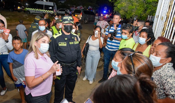 La alcaldesa Virna Johnson en compañía del coronel de la Metropolitana Jesús Manuel de los Reyes activaron ‘Puntos Seguros’ en El Rodadero y Gaira.