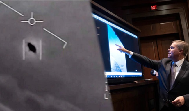 El subdirector de la Inteligencia Naval de EE.UU., Scott Bray, muestra un video en el que se ve "fenómenos voladores no identificados", este 17 de mayo de 2022, en el Congreso en Washington. EFE