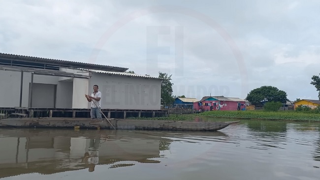 Un hombre se moviliza en una canoa por el inconcluso puesto de salud de Buenavista, corregimiento palafito del municipio de Sitionuevo, Magdalena. Fotos: EL INFORMADOR.
