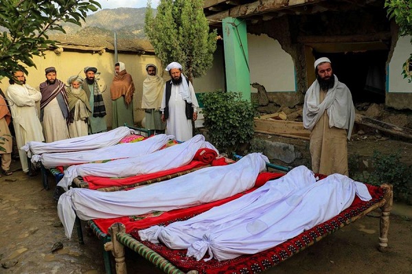 La gente asiste al funeral de las víctimas del terremoto en el pueblo de Gayan en la provincia de Paktia, Afganistán.