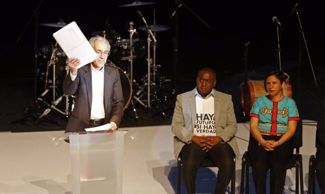 El presidente de la Comisión de la Verdad de Colombia, el sacerdote jesuita Francisco De Roux (izq.), presenta el informe final construido por la Comisión, hoy en Bogotá (Colombia).