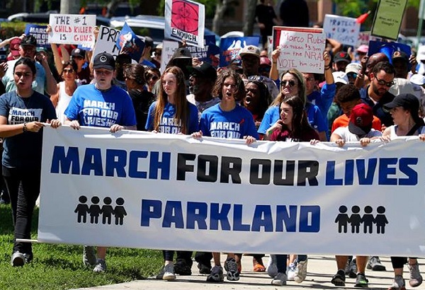 Millones de personas marchan por las distintas ciudades de Estados Unidos, con el propósito de regular la venta de las armas de fuego.