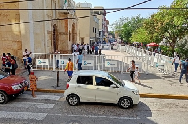 Foto desde afuera de la catedral Nuestra Señora de los Remedios de Riohacha y parte de la plaza Almirante Padilla.